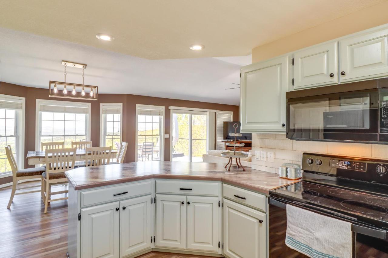 Charming Edgemont Home With Deck And Lake Views! Fairfield Bay エクステリア 写真