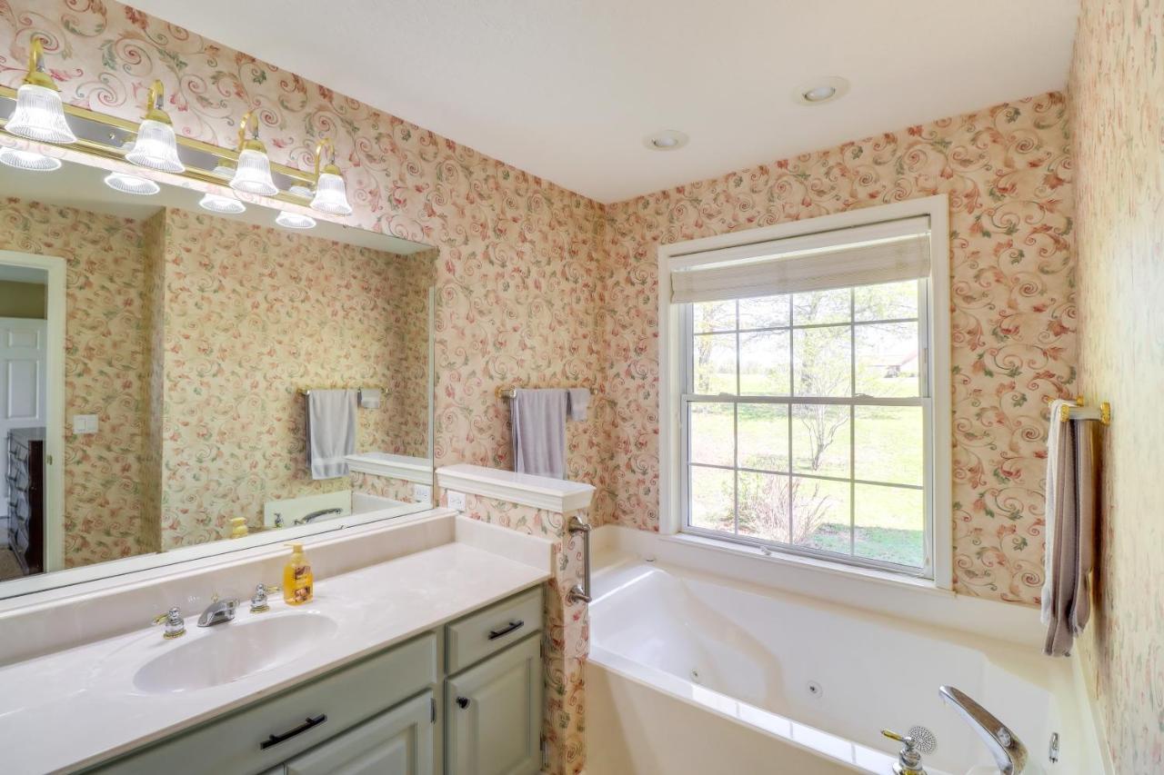 Charming Edgemont Home With Deck And Lake Views! Fairfield Bay エクステリア 写真